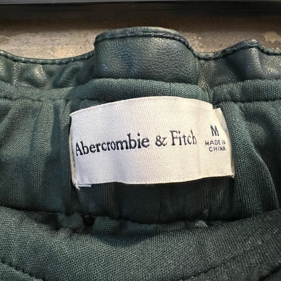 Edgy & Chic Faux Leather Jogger Pants - Abercrombie & Fitch (Size Medium) - Picture 5 of 8